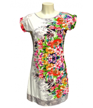 Robe avec des motifs fleurs